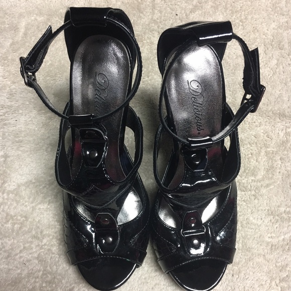 🖤 Sexy, Strappy, black heels - Picture 6 of 7